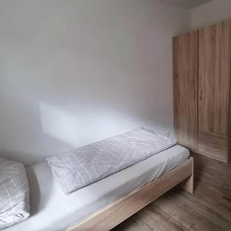 3-Zimmerwohnung Mit 2 Schlafzimmern In Weissenfels Nahe Leuna, Leipzig Mit Wlan Und Waschmaschine Appartement Weißenfels