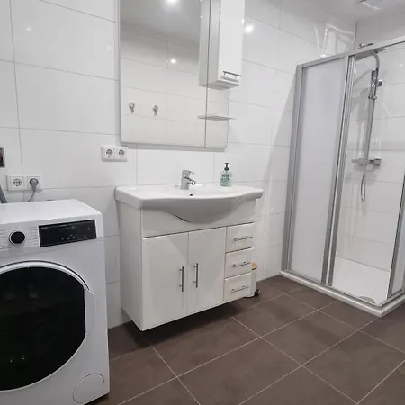 Moeblierte 3-zimmerwohnung In Nahe Leuna, Leipzig Mit Wlan Und Waschmaschine Daire