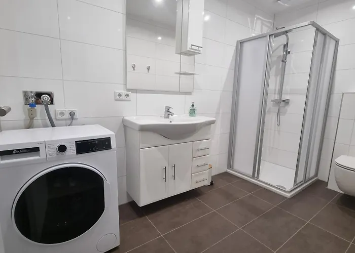 Moeblierte 3-zimmerwohnung In Nahe Leuna, Leipzig Mit Wlan Und Waschmaschine Lejlighed